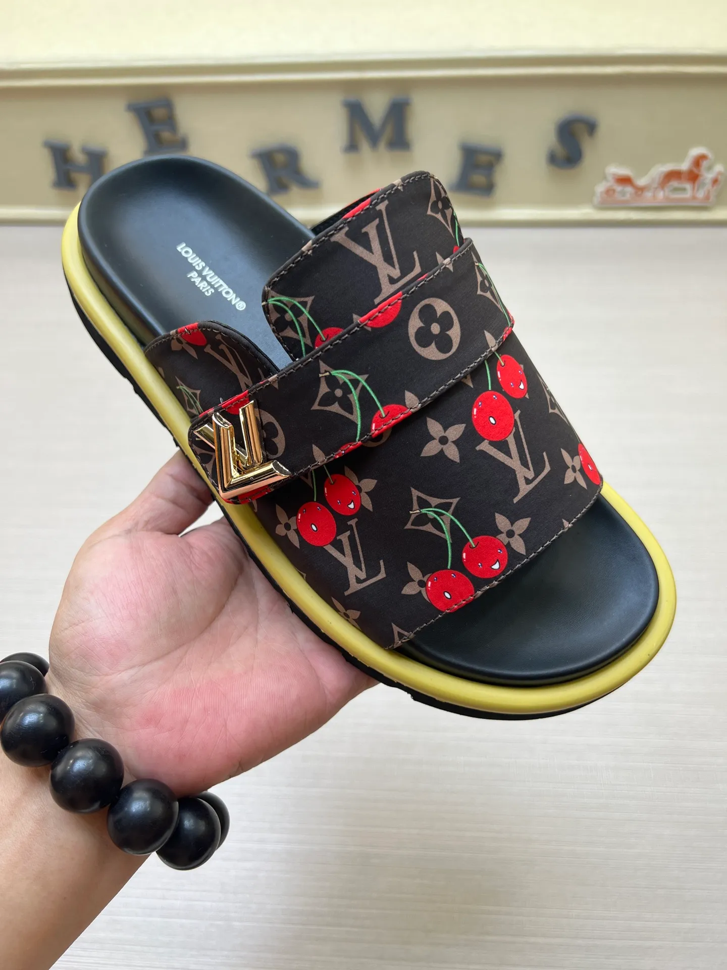 Factory price: 360💰【LOUIS VUITTON】Louis Vuitton, LV printing, men's and women's slippers are on the market, drawer box packaging with cloth bag, card, the upper pattern looks very soft and waxy, super versatile leg slimming artifact. Fabric: imported denim/canvas/old fabric, LV hardware LOGO, official website pattern printing, comfortable to wear, foot pads: high elastic men's shoes💰U water table. Sole: foam sole, heel height: about 5cm. Code number: 35-46, 35, 45, 46 are custom-made and non-returnable. Color: multiple colors and styles available.